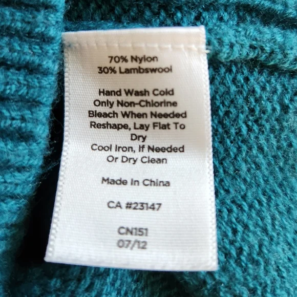 TALBOTS SIZE MEDIUM PETITE. cable knit, v neck, nylon/lambswool blend. - Picture 6 of 6